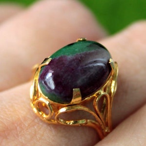 Increíble Yin y Yang, rubí africano/zoisita natural sin tratar ni calentar de 6,2 ct, engastado temporalmente en un anillo de latón.