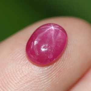 Preciosa gema cabujón de rubí estrella birmano de 2 ct., sin calentar ni tratar, engastada en un anillo de latón para exhibir.