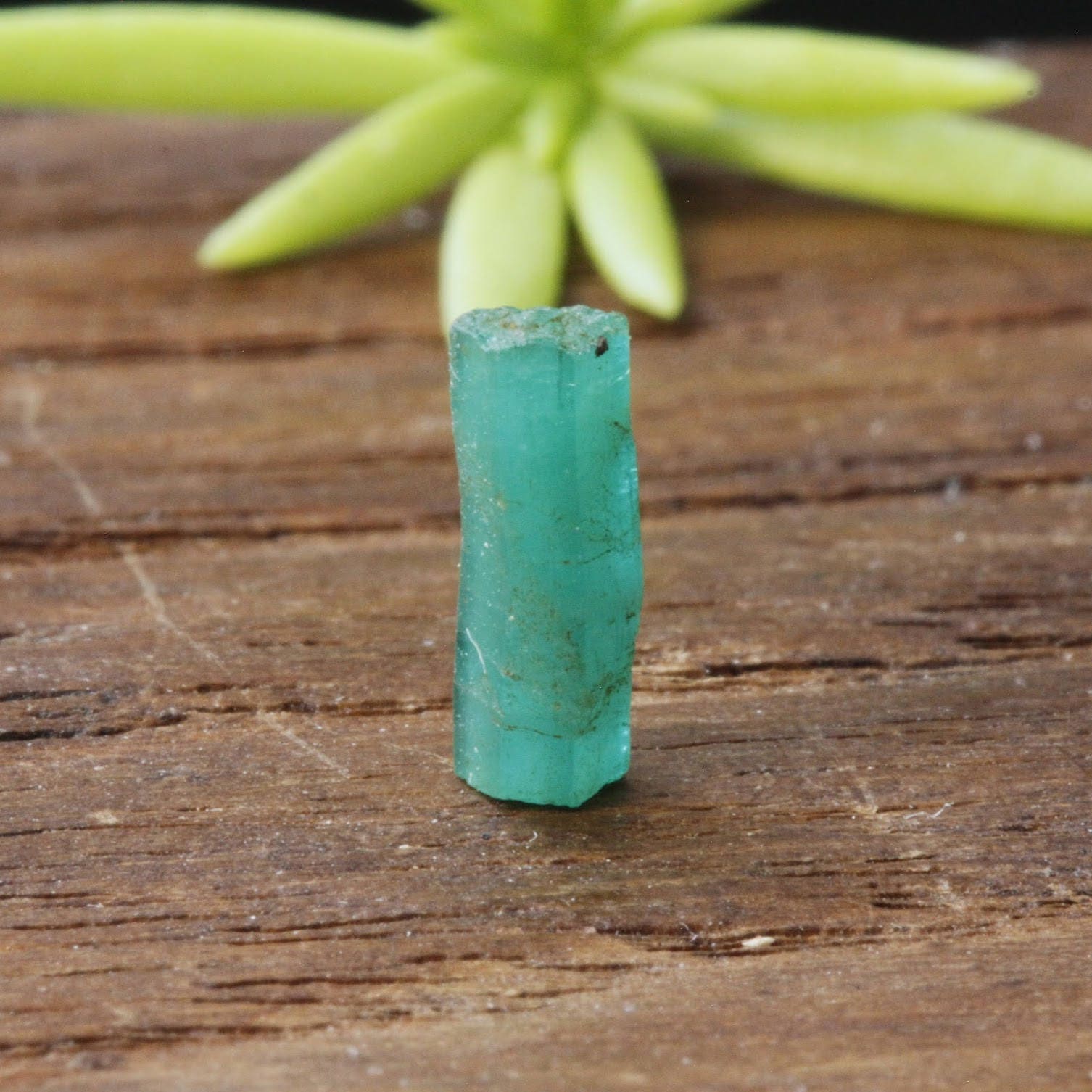 0.7カラット。非加熱・未処理のエメラルド原石、アフガニスタン