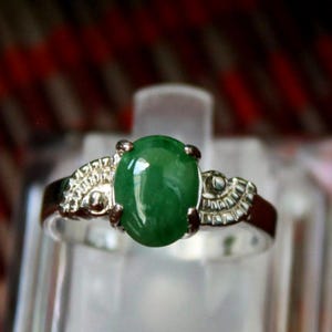 1.4 ct. Perfekter grüner Jadeit Jade (Grad A) Edelstein in einem 92,5% Silberring, der professionell mit 18K Weißgold überzogen ist