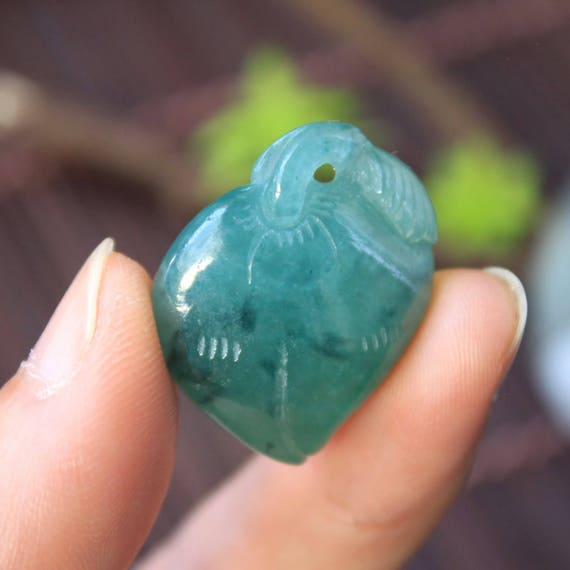 半透明のグリーンジェダイト翡翠（グレードA）の宝石を彫刻した花型 