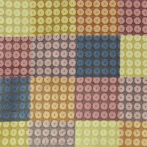 Puede incluir: Una tela de patchwork con un patrón repetitivo de pequeños círculos en varios colores, incluyendo beige, marrón, rosa y azul.