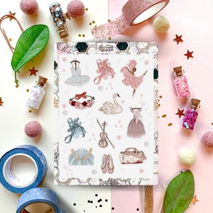 Könnte beinhalten: Eine Bogen mit Aufklebern mit Illustrationen zum Thema Ballett. Die Aufkleber sind auf weißem Hintergrund mit rosa Akzenten. Die Illustrationen zeigen eine Ballerina, einen Schwan, eine Geige, eine Blumenkrone, einen Ballettschuh, eine Ballet-Tasche und ein Balletkleid.