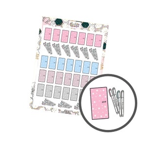 Könnte beinhalten: Blätter mit Planer-Aufklebern mit rosa, blauen und grauen Rechtecken, die jeweils mit "2019" beschriftet und mit Sternen verziert sind. Ein rosa Planer mit Sternen und dem Jahr "2019" wird mit mehreren Stiften gezeigt.