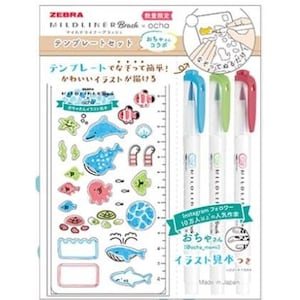 Puede incluir: Un conjunto de tres bolígrafos Zebra Mildliner Brush en azul, verde y rosa. Los bolígrafos se empaquetan con una hoja de pegatinas con ilustraciones de temática marina. El embalaje incluye el texto "Zebra Mildliner Brush x Ocha" y "Conjunto de plantillas".