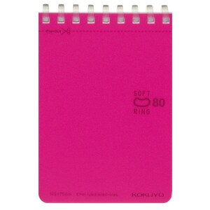 Może przedstawiać: Różowy notes z miękkim ringiem. Notes ma 80 kartek i wymiary 10,5 cm x 7,5 cm. Notes został wyprodukowany przez KOKUYO.