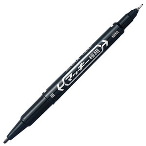Könnte beinhalten: Ein schwarzer Zebra-Marker mit einer feinen Spitze und einer abgeschrägten Spitze. Der Stift trägt den japanischen Text "Z marker" und "Fine" und "Chisel".