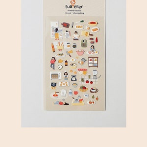 Pu&ograve; includere: Un foglio di adesivi con illustrazioni di cibo, elettrodomestici da cucina e persone che cucinano. Gli adesivi sono su uno sfondo beige e sono etichettati "Suatelier stickers no. 1117: vlog_cooking".