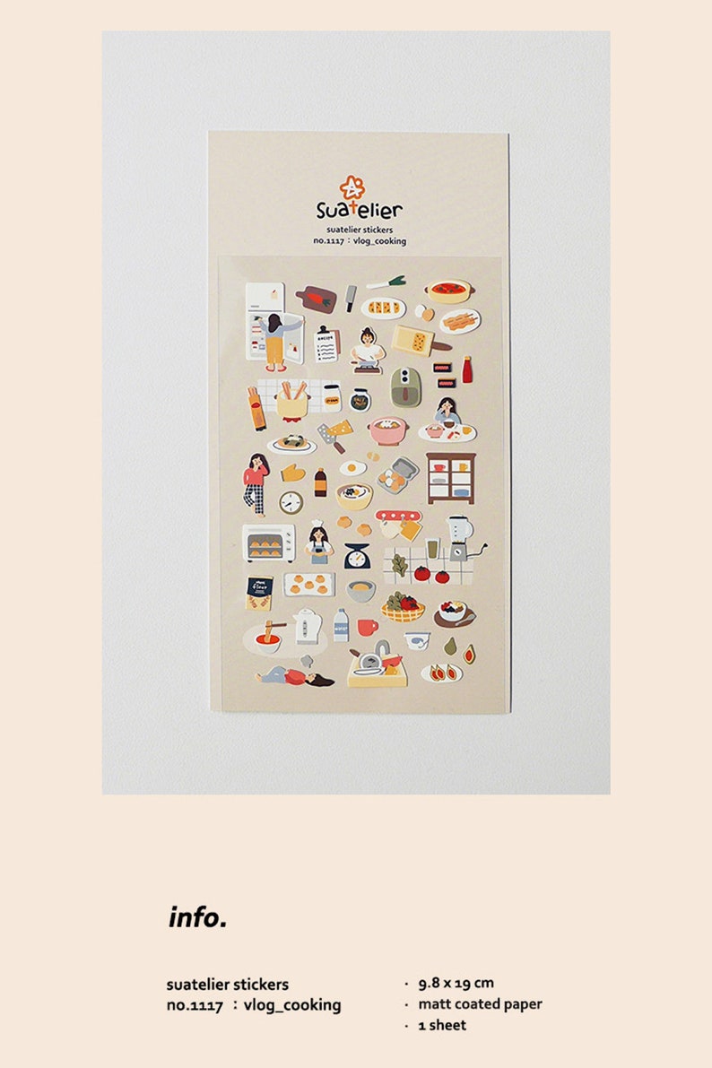 Pu&ograve; includere: Un foglio di adesivi con illustrazioni di cibo, elettrodomestici da cucina e persone che cucinano. Gli adesivi sono su uno sfondo beige e sono etichettati "Suatelier stickers no. 1117: vlog_cooking".