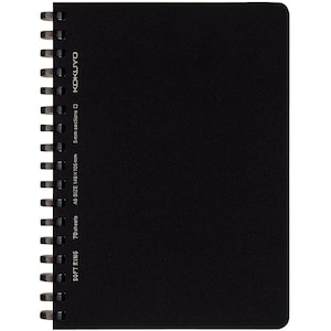 Puede incluir: Un cuaderno negro con anillas suaves y 70 hojas de papel tamaño A6. El cuaderno tiene secciones de 5 mm y el texto "KOKUY" está impreso en la portada.