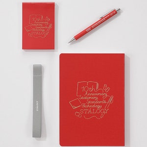 Stalogy 10.º aniversario Caja roja Serie del editor Cuaderno de AÑO COMPLETO Caja de edición del 10.º aniversario Bolígrafo Banda Cuaderno del editor