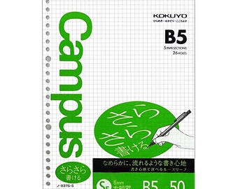 Może przedstawiać: Opakowanie 50 luźnych kartek papieru do zeszytu w kratkę w kolorze zielonym. Papier jest w kratkę 5 mm i ma format B5. Papier jest produkowany przez Kokuyo i nosi nazwę Campus. Papier został zaprojektowany tak, aby był gładki i łatwy w pisaniu.