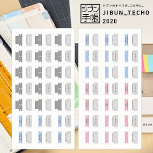 Könnte beinhalten: Ein Bogen mit Aufklebern in verschiedenen Designs. Die Aufkleber sind in Grau, Blau und Rosa. Die Aufkleber sind mit dem Text "JIBUN TECHO 2020" beschriftet.