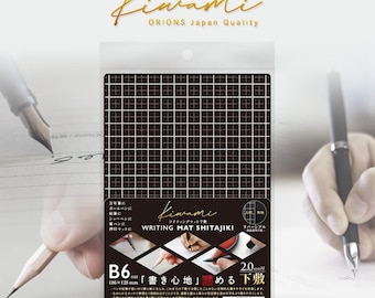 Puede incluir: Una alfombrilla de escritura negra con un patrón de cuadrícula. La alfombrilla está etiquetada como "Kiwami Writing Mat Shita Jiki" y tiene un tamaño B6 de 186 x 128 mm. La alfombrilla tiene un grosor de 2,0 mm y está diseñada para mejorar la comodidad de escritura y reducir la fatiga.
