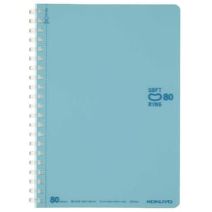 Op de afbeelding: Een lichtblauw notitieboek met een witte spiraalbinding. De omslag heeft de tekst "SOFT RING 80" en het KOKUYO-logo. Het notitieboek heeft 80 vellen, is 19,2 x 13,8 cm groot, heeft 6 mm lijnen en een marge van 2,6 cm.