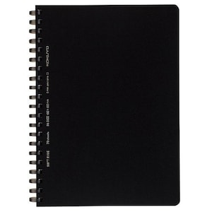 Op de afbeelding: Een zwart spiraalnotitieblok met de tekst "SOFT RING 70 sheets B5 SIZE 182 x 257 mm 6 mm spine  KOKUYO" gedrukt op de zijkant.
