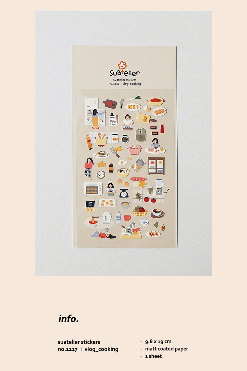 Pu&ograve; includere: Un foglio di adesivi con illustrazioni di cibo, elettrodomestici da cucina e persone che cucinano. Gli adesivi sono su uno sfondo beige e sono etichettati "Suatelier stickers no. 1117: vlog_cooking".