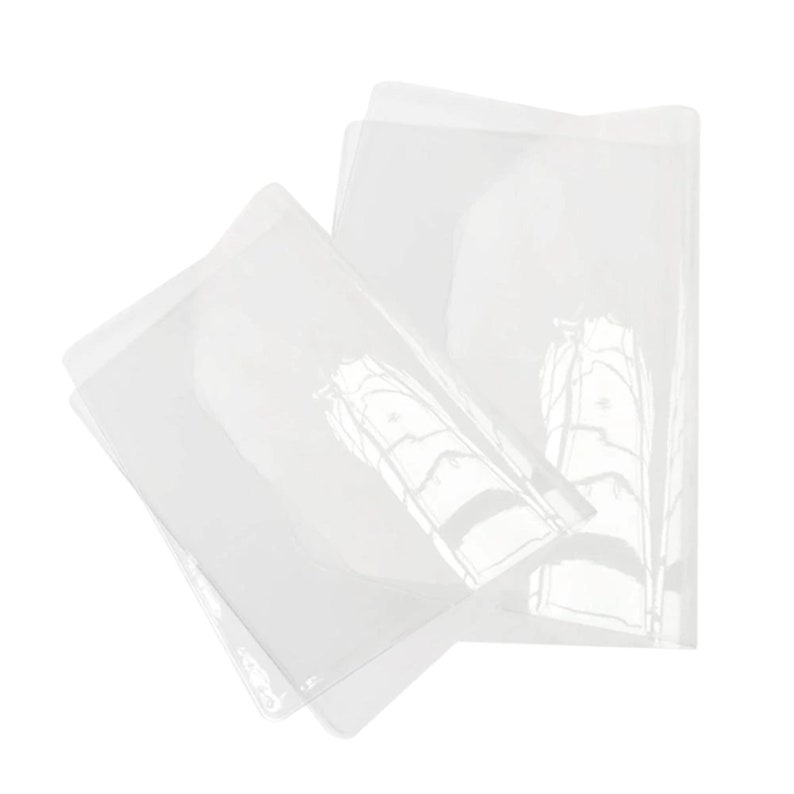 Puede incluir: Tres fundas de pl&aacute;stico transparentes de diferentes tama&ntilde;os, dise&ntilde;adas para proteger documentos u otros art&iacute;culos.