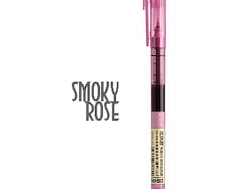 Puede incluir: Un rotulador rosa y negro con el texto "SMOKY ROSE" y texto japonés en el lateral.