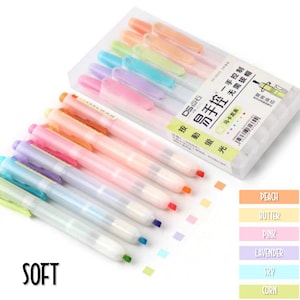 May include: A set of eight pastel highlighter pens in a clear plastic case. The pens are labeled with the colors: Peach, Butter, Pink, Lavender, Sky, and Corn. The text on the case reads: "DS点石 易手控无 马卡龙系 一手控制 按動蛍光 旋转换芯  无需拔帽".