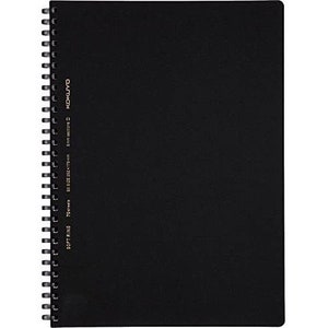 Op de afbeelding: Een zwart spiraalnotitieblok met de tekst "SOFT RING 70 SHEETS 8.52x11.69 INCH" gedrukt op de omslag.