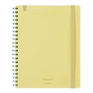 Op de afbeelding: Een geel notitieboek met een groene spiraalbinding en een beige elastische sluiting. Op de voorkant van het notitieboek staat "Sooofo" gedrukt in gouden letters.