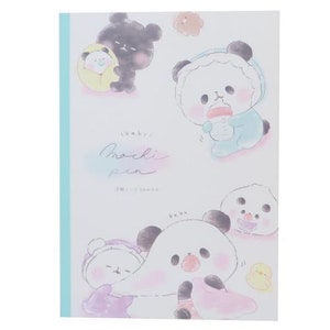 Op de afbeelding: Een wit notitieboek met een blauwe rand en een lichtblauwe en roze verloopachtergrond. Het notitieboek bevat illustraties van schattige pandaberen in verschillende poses, waaronder een die een fles vasthoudt en een ander die een blauwe romper draagt. De tekst "sooky/mochi pen" is geschreven in een roze en blauwe verloopschrift.