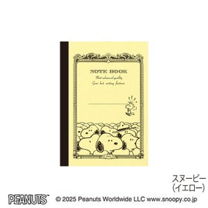 Op de afbeelding: Een gele notitieboek met een zwarte rug, met illustraties van Snoopy en Woodstock. De kaft bevat de tekst "NOTE BOOK" en "Most advanced quality Gives best writing features."