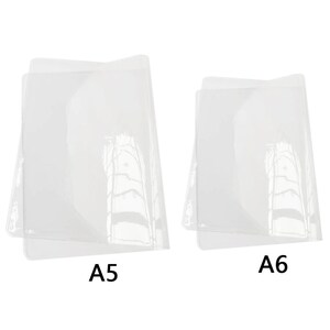 Puede incluir: Dos protectores de documentos de pl&aacute;stico transparente, uno etiquetado como A5 y el otro como A6.