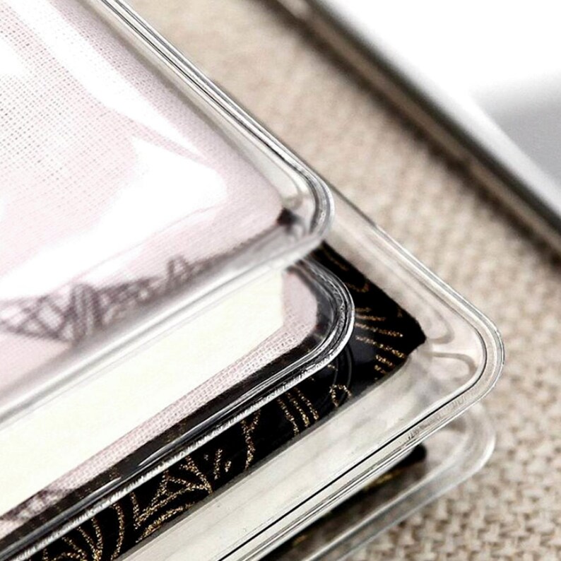 Puede incluir: Primer plano de una cubierta de pl&aacute;stico transparente para un libro. La cubierta est&aacute; hecha de un pl&aacute;stico grueso y duradero con un acabado liso y brillante. La cubierta est&aacute; dise&ntilde;ada para proteger el libro del polvo, la suciedad y los da&ntilde;os causados por el agua.