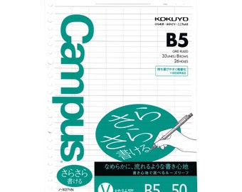 Puede incluir: Una libreta de cuadrícula verde y blanca con el texto "Campus" en verde en el lado izquierdo. La libreta es de tamaño B5 y tiene 50 hojas. El texto "さらさら書ける" está escrito en un círculo en el lado derecho de la libreta. El texto "なめらかに、流れるような書き心地" está escrito debajo del círculo. El texto "統計罫 B5 50" está escrito en la esquina inferior derecha de la libreta.