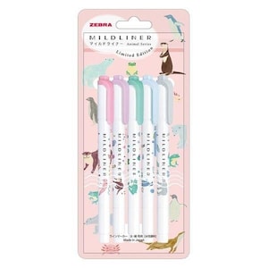 Puede incluir: Un conjunto de seis rotuladores Zebra Mildliner en un paquete rosa y blanco. Los rotuladores son de color rosa, rosa claro, azul claro, verde claro y blanco. El paquete presenta una variedad de ilustraciones de animales, incluyendo pingüinos, ranas y nutrias marinas. El texto en el paquete dice "Zebra Mildliner Animal Series Limited Edition".