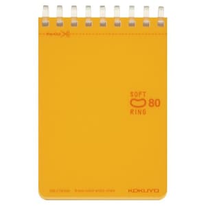 Może przedstawiać: Żółty notes z 80 kartkami, w kratkę 6 mm z kropkami. Notes ma miękkie wiązanie ringowe i jest wstępnie cięty. Ma wymiary 105 x 76 mm i jest produkowany przez KOKUYO.