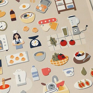 Pu&ograve; includere: Un set di adesivi colorati con illustrazioni a tema cucina. Gli adesivi includono una variet&agrave; di cibi, elettrodomestici da cucina e altri oggetti legati alla cucina. Gli adesivi sono perfetti per aggiungere un tocco di fantasia al tuo planner, diario o altri progetti creativi.