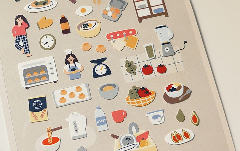 Pu&ograve; includere: Un set di adesivi colorati con illustrazioni a tema cucina. Gli adesivi includono una variet&agrave; di cibi, elettrodomestici da cucina e altri oggetti legati alla cucina. Gli adesivi sono perfetti per aggiungere un tocco di fantasia al tuo planner, diario o altri progetti creativi.