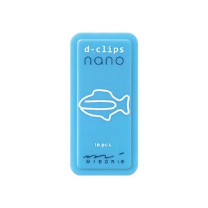 Puede incluir: Un contenedor de plástico azul con el texto "d-clips nano" y un contorno blanco de un pez. El contenedor contiene 16 clips pequeños y tiene el texto "MIDORI®" en la parte inferior.