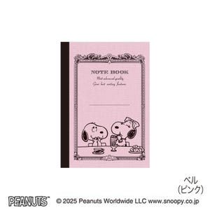 Op de afbeelding: Roze notitieboek met zwarte rug, met Snoopy en Woodstock. De kaft toont "NOTE BOOK" en "Most advanced quality Gives best writing features". Het ontwerp bevat een decoratief kader en illustraties.