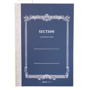 Peut inclure: Un cahier bleu marine avec le mot "SECTION" en blanc, encadré de volutes blanches. Le texte "to your heart's content" est en dessous du titre. Le côté gauche du cahier est en tissu gris clair.