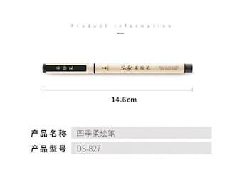 以下が含まれることがあります： 側面に「Soft 未绘笔」と「BRUSH SIGN PEN」の文字が印刷されたベージュと黒のペン。ペンは14.6cmの長さです。製品名は「四季柔绘笔」、製品型番は「DS-827」です。