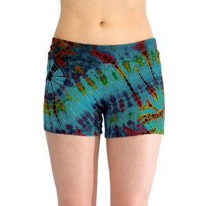 Op de afbeelding: Tie-dye print shorts in tinten van blauw, rood, oranje en geel. De shorts hebben een brede tailleband en een ontspannen pasvorm.