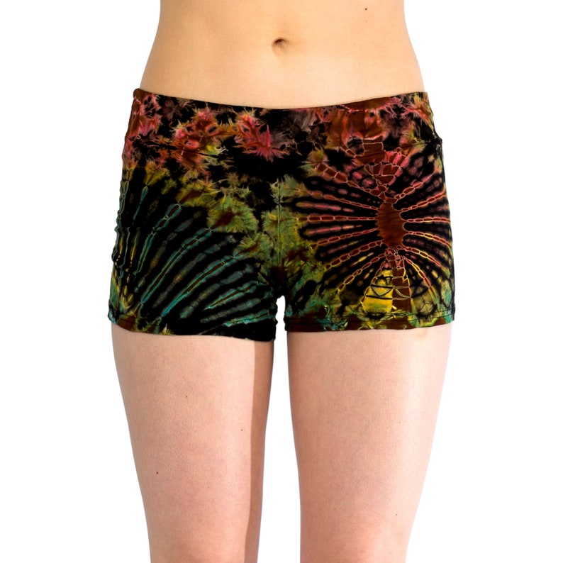 Op de afbeelding: Zwarte, groene en bruine tie-dye shorts met een kleurrijk patroon. De shorts zijn gemaakt van een zachte, rekbare stof en hebben een comfortabele pasvorm.