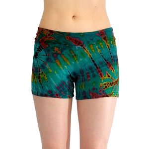 Op de afbeelding: Tie-dye print shorts in tintenblauw, oranje, geel en rood. De shorts hebben een brede elastische tailleband.