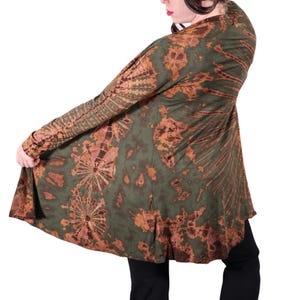 Puede incluir: Una chaqueta de punto de manga larga, de color verde y marr&oacute;n con estampado tie-dye, con cuello en V y dobladillo fluido.
