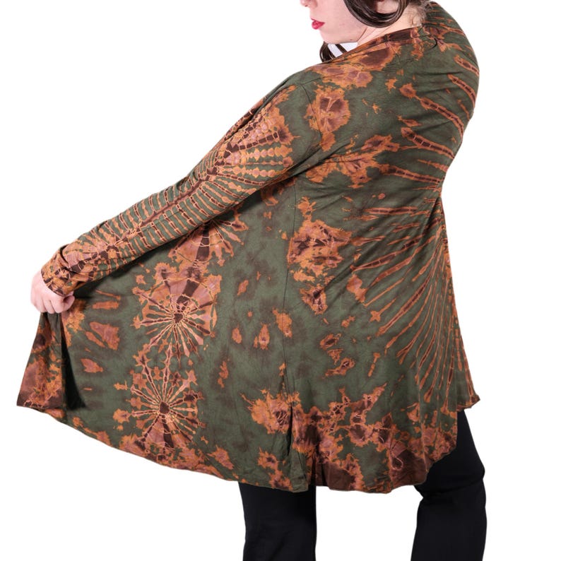 Puede incluir: Una chaqueta de punto de manga larga, de color verde y marr&oacute;n con estampado tie-dye, con cuello en V y dobladillo fluido.