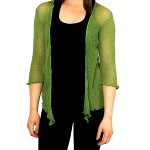 Op de afbeelding: Een groene, open, lichtgewicht gebreide cardigan met 3/4 mouwen. De cardigan is gemaakt van een dunne, delicate stof en heeft een licht gekrulde zoom.