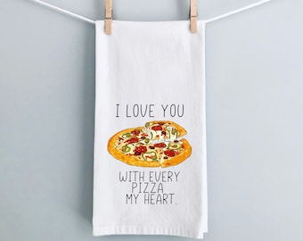 Peut inclure: Serviette de cuisine blanche avec un graphique noir et blanc d'une part de pizza et le texte "Je t'aime avec chaque pizza de mon cœur."