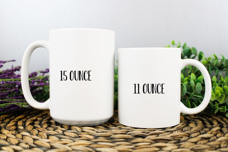 Peut inclure: Deux tasses en c&eacute;ramique blanche avec du texte noir. La plus grande tasse est de 15 onces et la plus petite tasse est de 11 onces.