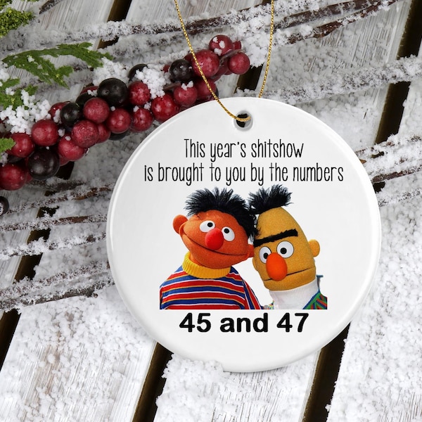 Adorno navideño de este año: un desastre total. Adorno navideño con humor político: 45 y 47. Divertido regalo navideño para 2024. Decoración para el árbol con un toque sarcástico.