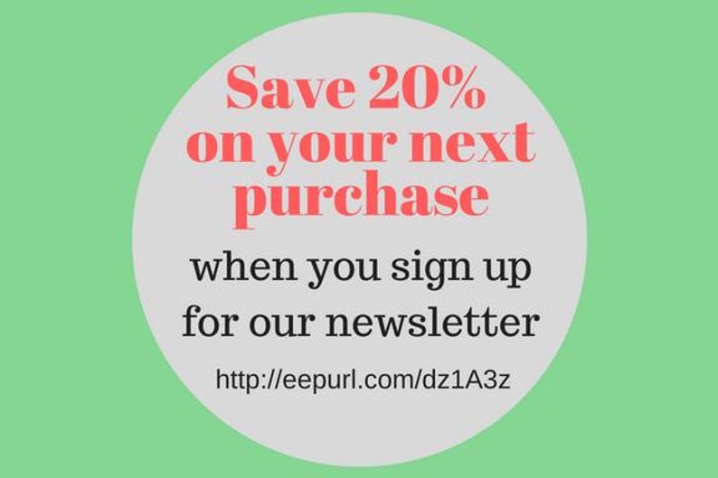 K&ouml;nnte beinhalten: Auf gr&uuml;nem Hintergrund befindet sich ein hellgrauer Kreis mit dem Text "Sparen Sie 20% bei Ihrem n&auml;chsten Einkauf, wenn Sie sich f&uuml;r unseren Newsletter anmelden." Unten ist eine URL.