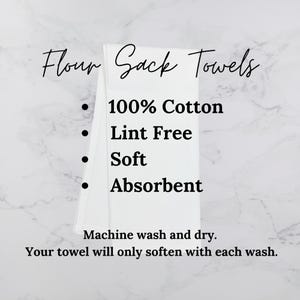 K&ouml;nnte beinhalten: Gefaltete, wei&szlig;e K&uuml;chent&uuml;cher mit dem Text &bdquo;Flour Sack Towels&ldquo;. Die T&uuml;cher sind als 100 % Baumwolle, fusselfrei, weich und saugf&auml;hig gekennzeichnet. Der Text gibt au&szlig;erdem an, dass sie maschinenwaschbar sind und bei jedem Waschen weicher werden.